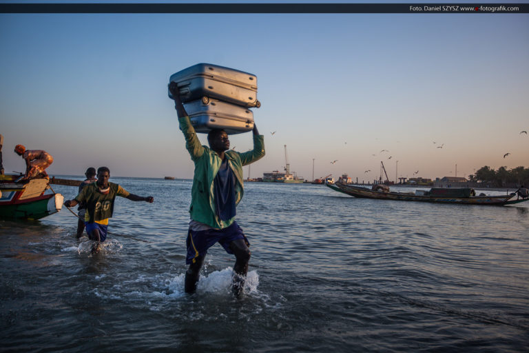 Gambia – przeprawa pirogami przez rzekę