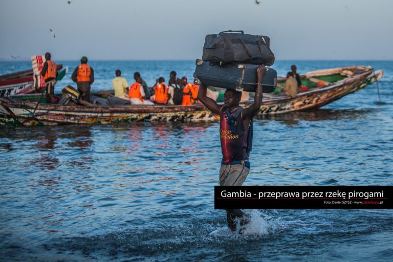 Gambia – przeprawa przez rzekę pirogami