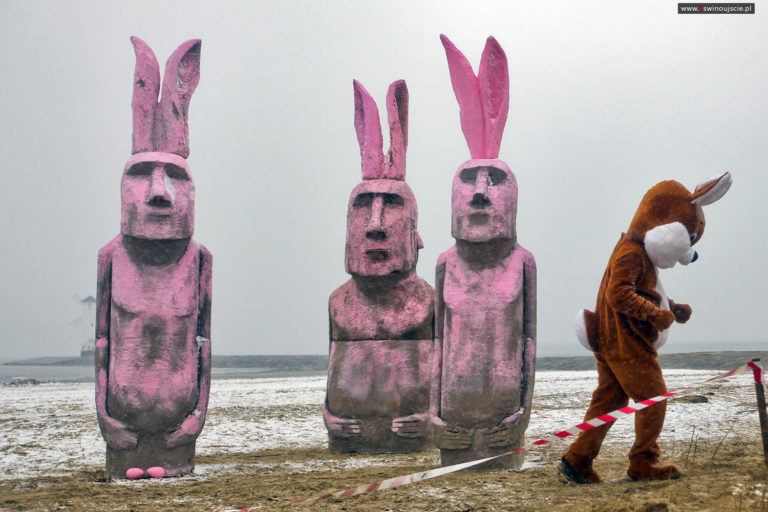 Sensacja archeologiczna na świnoujskiej plaży– odkopano kolosy na plaży