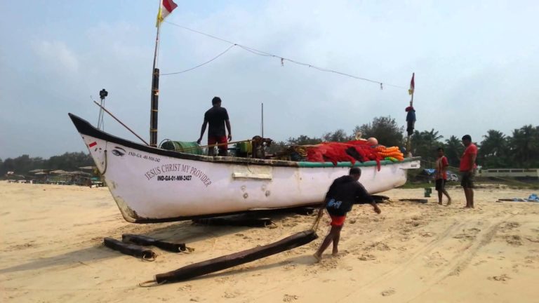 Indie – GOA wyciąganie łodzi rybackiej na plażę