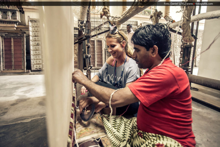 U prząśniczki siedzą jak anioł … Tak powstają dywany w Indiach