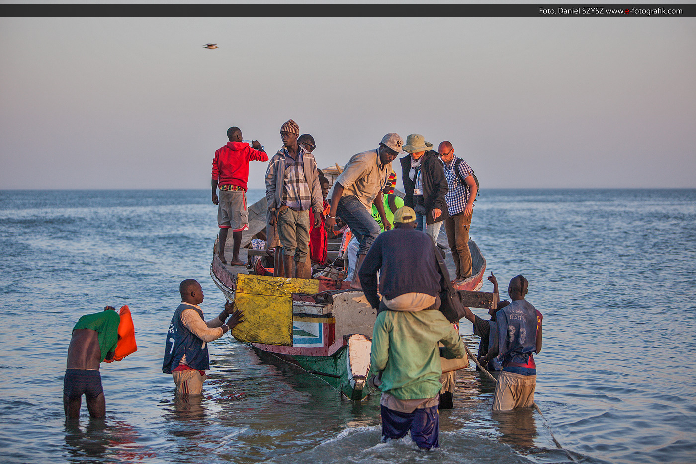 Gambia - przeprawa przez rzekę pirogami