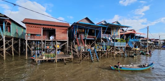 Kampong Phluk Pływające wioski na jeziorze Tonle Sap